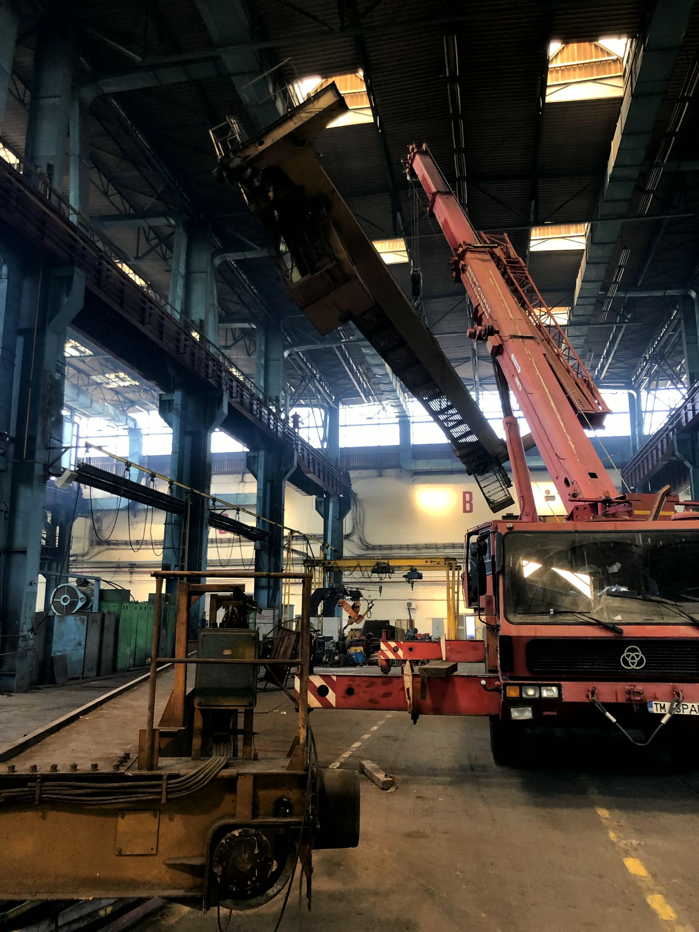 Lot de cabluri si structuri metalice